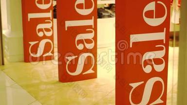 三大红色销售标志在商店入口磁门。 <strong>晋升</strong>。 消费主义概念